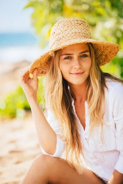 Portret piękne blond dziewczyny na plaży — Zdjęcie stockowe