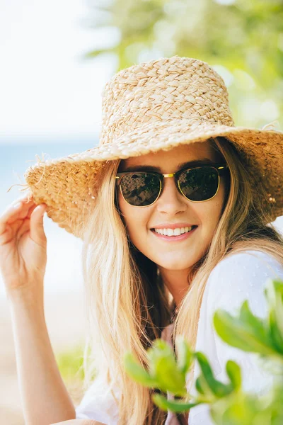 Fashion lifesytle, Portrait of beautiful blond girl on the beach — Stock Photo, Image