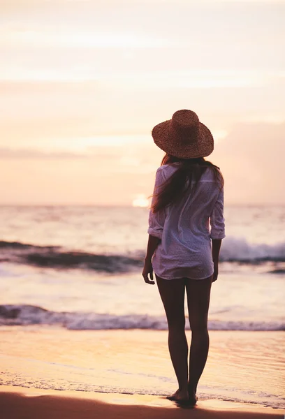 Mooi meisje op het strand bij zonsondergang — Stockfoto