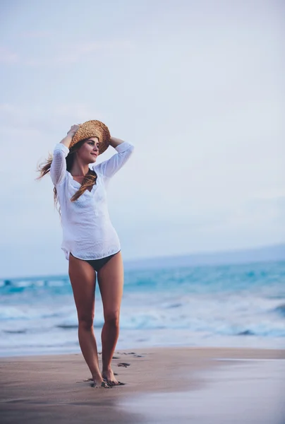 Krásná dívka na pláži při západu slunce — Stock fotografie