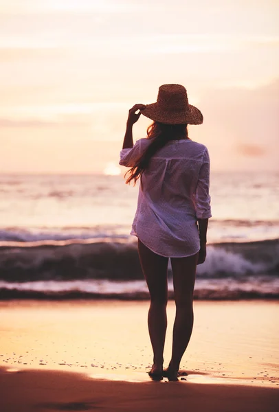 Mooi meisje op het strand bij zonsondergang — Stockfoto