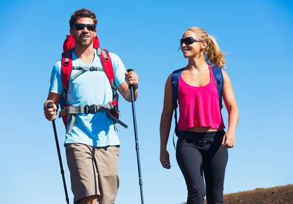 Senderistas disfrutando de caminar en increíble sendero de montaña — Foto de Stock