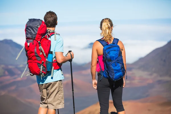 Wandelaars genieten van het uitzicht vanaf de bergtop — Stockfoto