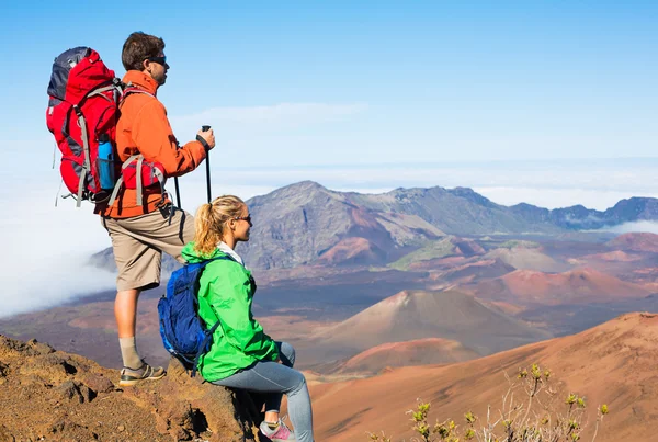 Senderistas disfrutando de la vista desde la cima de la montaña — Foto de Stock