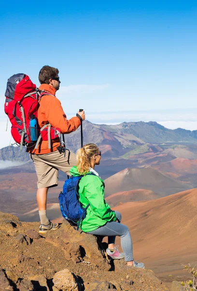 Wandelaars genieten van het uitzicht vanaf de bergtop — Stockfoto