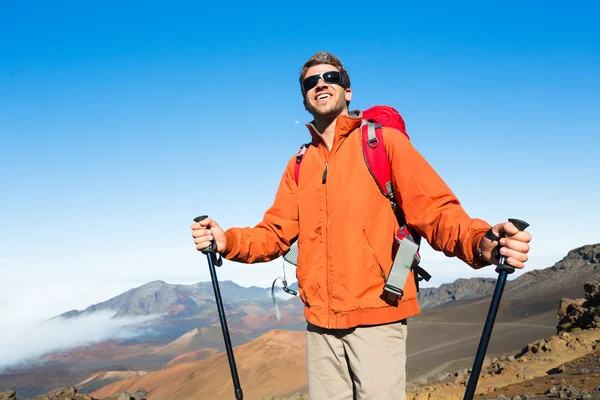 Caminhante com mochila — Fotografia de Stock