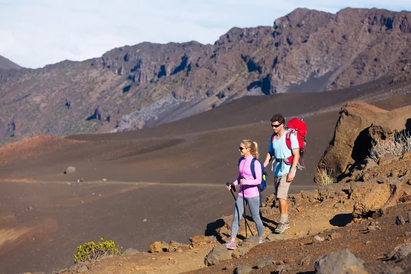 Randonneurs profitant d'une promenade sur un incroyable sentier de montagne — Photo