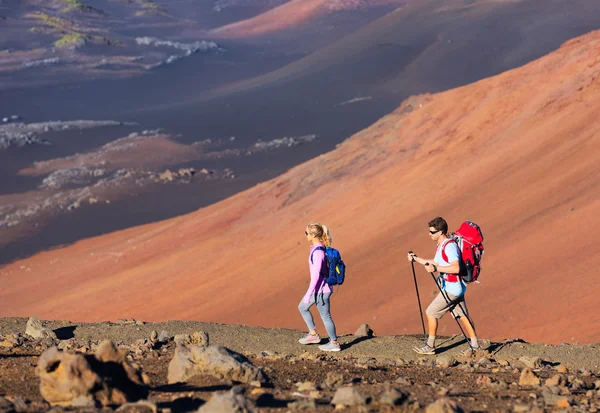 Senderistas disfrutando de caminar en increíble sendero de montaña —  Fotos de Stock