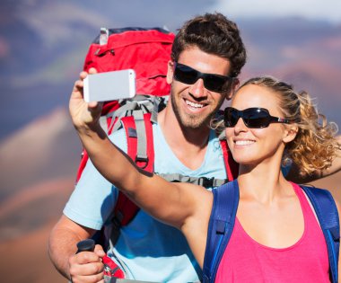 Çift kendi fotoğraflarını çekiyor.