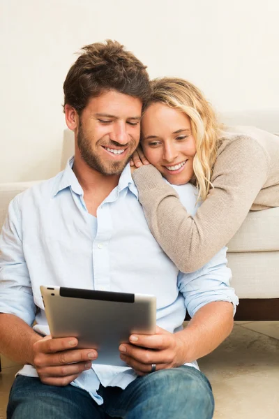 Jovem casal usando computador tablet — Fotografia de Stock