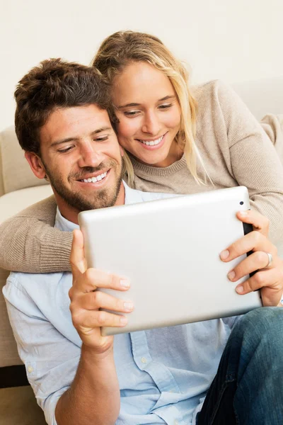 Νεαρό ζευγάρι που χρησιμοποιεί υπολογιστή tablet — Φωτογραφία Αρχείου