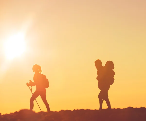 Escursionisti al tramonto — Foto Stock