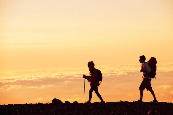 Escursionisti al tramonto — Foto Stock