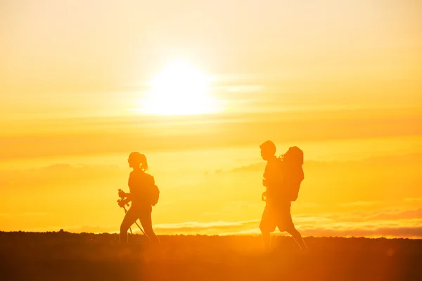 Escursionisti al tramonto — Foto Stock