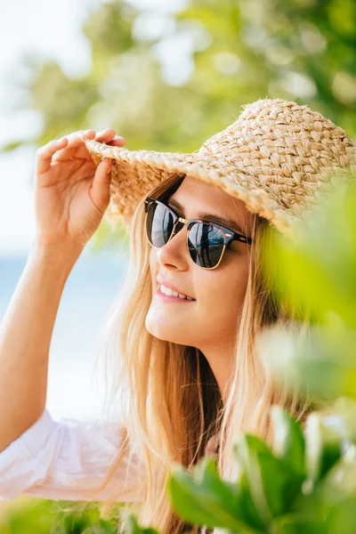 Femme en chapeau de soleil sur la plage — Photo