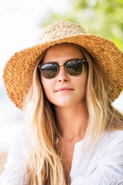 Mode livsstil, attraktiv kvinna i hatt — Stockfoto