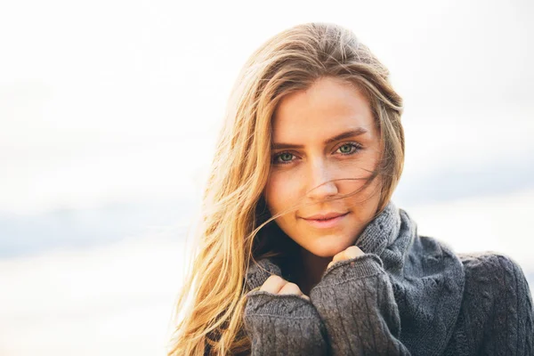 Girl at the beach. — Stock Photo, Image