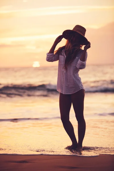 Ragazza in spiaggia . — Foto Stock