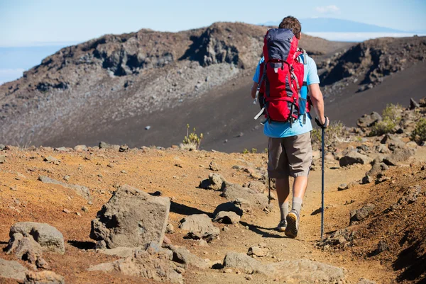 Escursionista al sentiero di montagna — Foto Stock