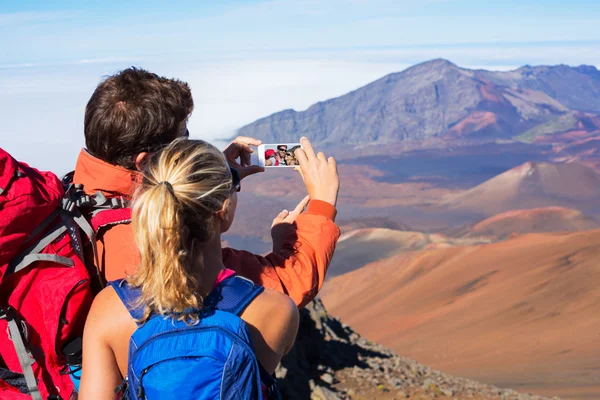 Pareja tomando una foto de sí mismos —  Fotos de Stock