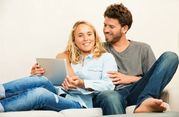 Unga par som använder surfplatta dator — Stockfoto