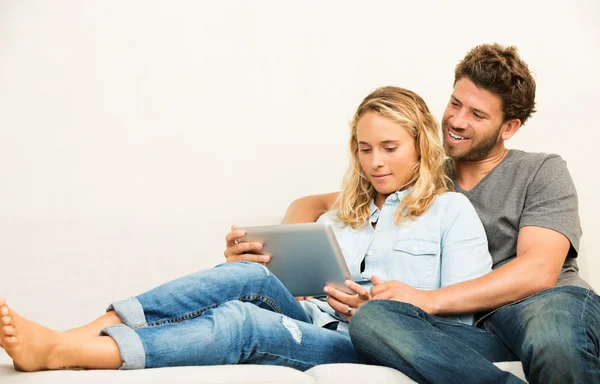 Jovem casal usando computador tablet — Fotografia de Stock