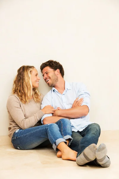 Glückliches junges Paar zu Hause — Stockfoto