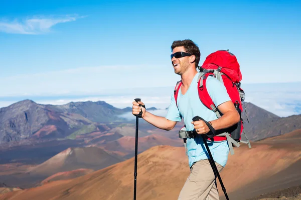 Escursionista al sentiero di montagna — Foto Stock