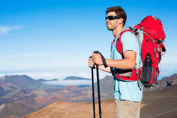 Wanderer auf Bergpfad — Stockfoto