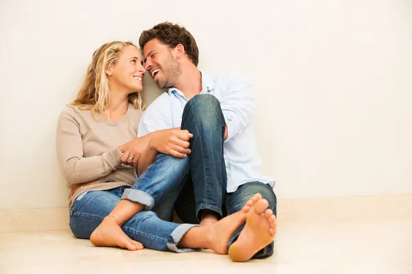 Jovem casal feliz em casa — Fotografia de Stock