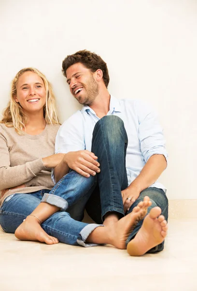 Jovem casal feliz em casa — Fotografia de Stock