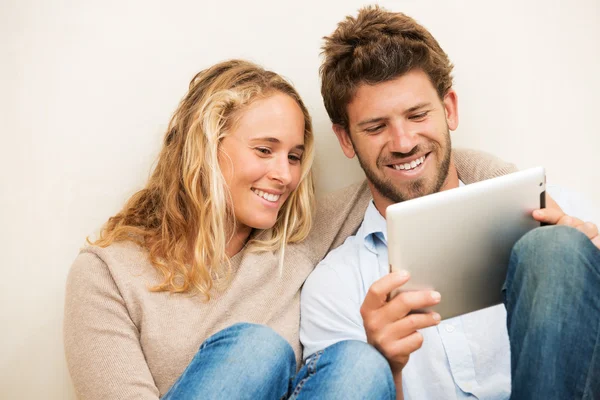 Νεαρό ζευγάρι που χρησιμοποιεί υπολογιστή tablet — Φωτογραφία Αρχείου