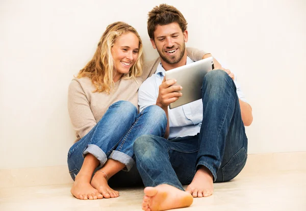 Jovem casal usando computador tablet — Fotografia de Stock