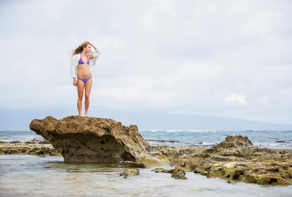 Mujer joven al aire libre — Foto de Stock