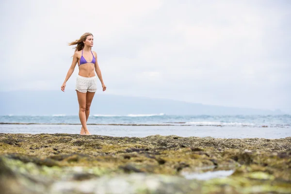 Femme en plein air — Photo