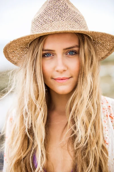 Vrouw op het strand — Stockfoto