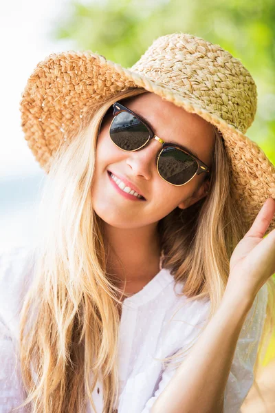 Mujer en sombrero de sol —  Fotos de Stock