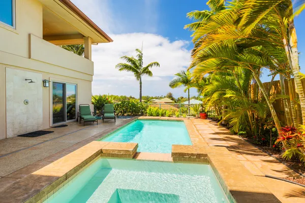 Casa con piscina y bañera de hidromasaje — Foto de Stock