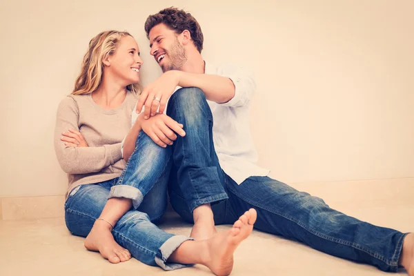 Jovem casal feliz em casa — Fotografia de Stock