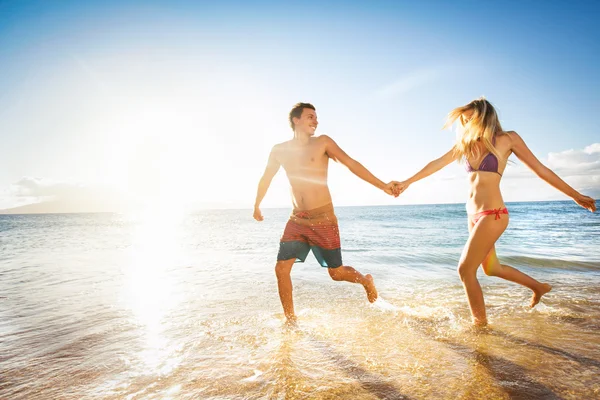 Ευτυχισμένο ζευγάρι σε μια τροπική παραλία — Φωτογραφία Αρχείου