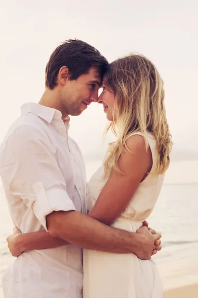 Casal na praia — Fotografia de Stock