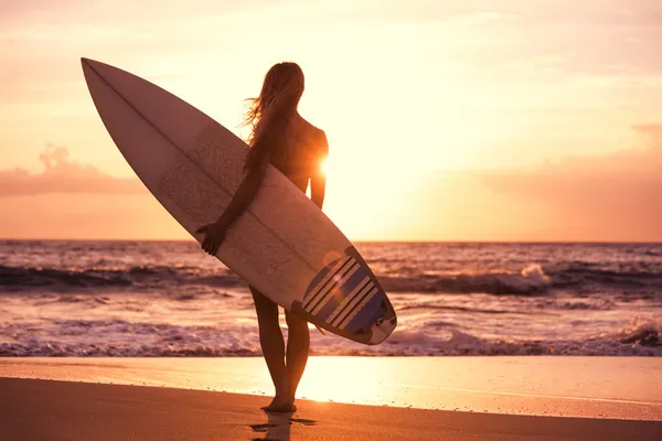Κορίτσι surfer σιλουέτα — Φωτογραφία Αρχείου