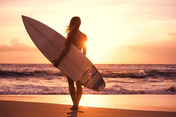 Sylwetka surfer dziewczyna — Zdjęcie stockowe