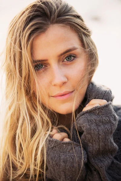 Girl on the beach — Stock Photo, Image