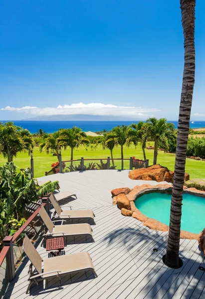 Casa com piscina — Fotografia de Stock