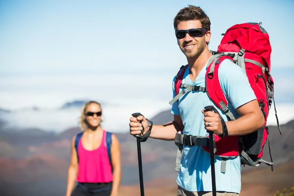 Erkek ve kadın hiking — Stok fotoğraf