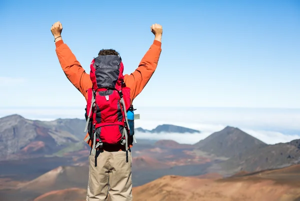 Wanderer mit Rucksack — Stockfoto