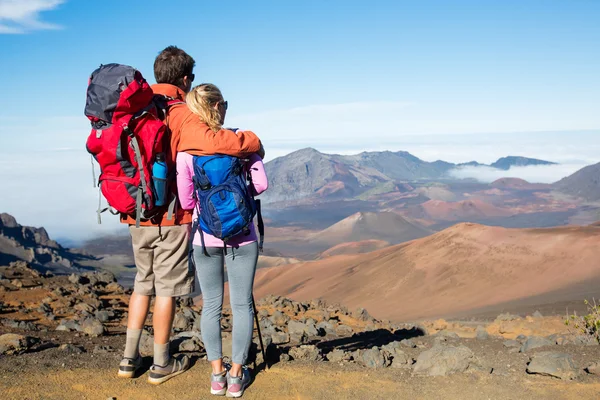 Erkek ve kadın hiking — Stok fotoğraf