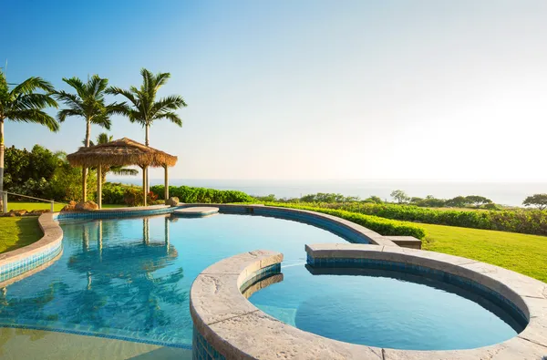 Home with swimming pool — Stock Photo, Image