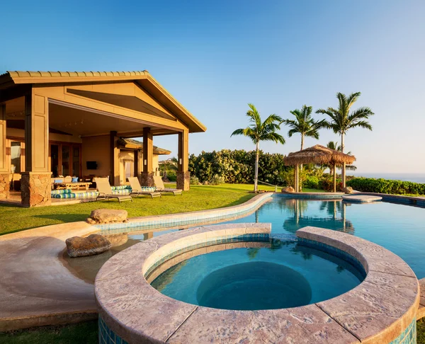 Casa con piscina — Foto de Stock